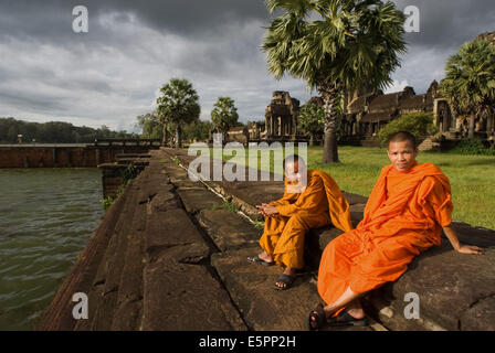 Zwei buddhistische Mönche auf der Außenseite der Tempel von Angkor Wat. Angkor Wat ist in seiner Schönheit und Erhaltungszustand, konkurrenzlos Stockfoto