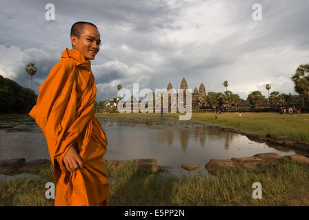 Ein buddhistischer Mönch auf der Außenseite der Tempel von Angkor Wat. Der Plan von Angkor Wat ist schwer zu begreifen, wenn man durch th Stockfoto