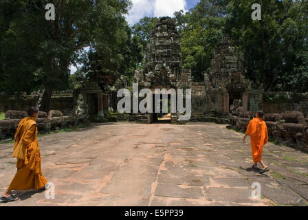 Zwei buddhistische Mönche in den inneren Teil des Tempels Preah Khan. Bakan oder Preah Khan Kampong Svay Tempel. Die Bakan Tempel sind Stockfoto