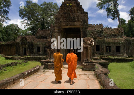 Zwei buddhistische Mönche in den inneren Teil des Tempels Preah Khan. Bakan oder Preah Khan Kampong Svay Tempel. Die Bakan Tempel sind Stockfoto