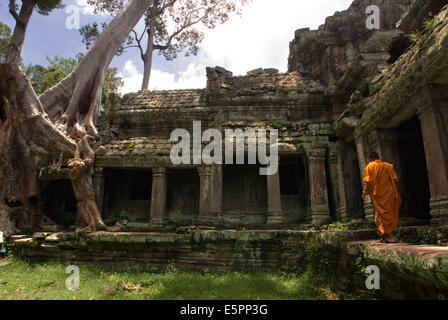 Ein Mönch in Bakan oder Kampong Svay Tempel Preah Khan. Bakan Tempel befinden sich im Dorf Ta Siang, Ronakse Gemeinde, Sangkum T Stockfoto