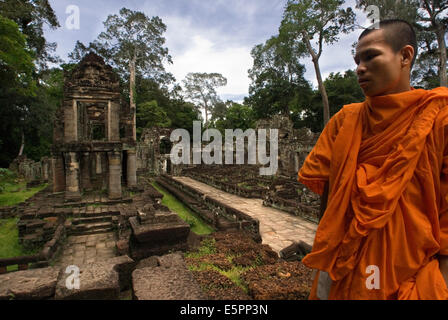 Ein Mönch in Bakan oder Kampong Svay Tempel Preah Khan. Bakan Tempel befinden sich im Dorf Ta Siang, Ronakse Gemeinde, Sangkum T Stockfoto