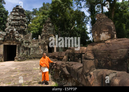 Ein Mönch in Bakan oder Kampong Svay Tempel Preah Khan. Bakan Tempel befinden sich im Dorf Ta Siang, Ronakse Gemeinde, Sangkum T Stockfoto