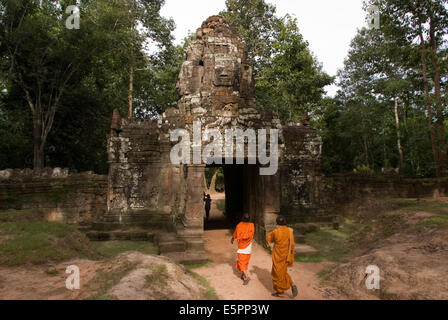 Zwei Mönche im Tempel Ta Som.   Ta Som ist 16,7 km von Siem Reap (26 Minuten mit dem Auto und über eineinhalb Stunden mit dem Fahrrad). Stockfoto