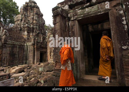 Zwei Mönche im Tempel Ta Som.   Ta Som ist 16,7 km von Siem Reap (26 Minuten mit dem Auto und über eineinhalb Stunden mit dem Fahrrad). Stockfoto