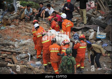 (140805)--LUDIAN, 5. August 2014 (Xinhua)--Retter Tranfer den Körper des Opfers in der Longtoushan Gemeinde Ludian County, der südwestlichen chinesischen Provinz Yunnan, 5. August 2014. Der 6,5-Größenordnung Erdbeben in Yunnan Ludian County am Sonntagnachmittag hat mindestens 410 Tote, 12 fehlt und mehr als 2.300 Verletzte hinterlassen.  Bildnachweis: Xinhua/Alamy Live-Nachrichten Stockfoto