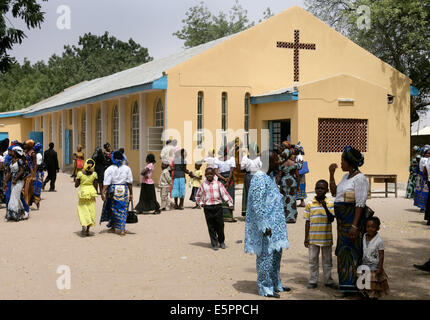 Gläubige stehen nach dem sonntagsgottesdienst in der katholischen St. Timotheus-Kirche in Maiduguri, Nigeria, zusammen Stockfoto