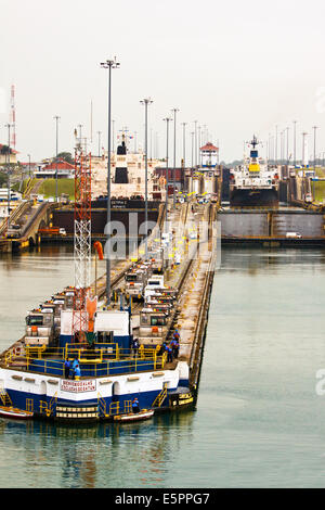 Starten des Panama-Kanals auf der Karibik Seite mit zwei Schiffen im Gatun Schleusen, Panama-Kanal Stockfoto