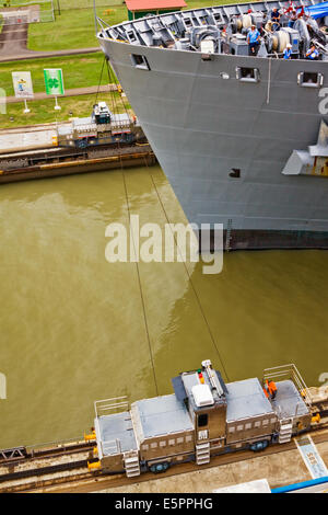 Zwei Maultiere schleppen US navy Schiff USNS Robert E Peary entlang Pedro Miguel lock, Panama-Kanal Stockfoto