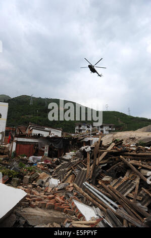 Ludian, der chinesischen Provinz Yunnan. 5. August 2014. Ein Hubschrauber, der Hilfsgüter trägt, kommt in Longtoushan Gemeinde Ludian County, der südwestlichen chinesischen Provinz Yunnan, 5. August 2014. Ein Hubrettung Kanal wurde nach dem Erdbeben der Stärke 6,5 in Ludian eröffnet. Bildnachweis: Tao Liang/Xinhua/Alamy Live-Nachrichten Stockfoto