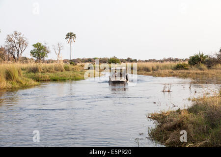 Halb untergetaucht Safari Jeep fording einen tiefen Fluss in das Okavango Delta, Botswana Stockfoto