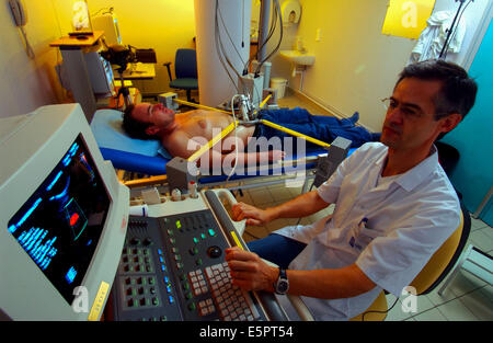 Tele-Ultraschalluntersuchung, remote Ultraschall scannen. Stockfoto