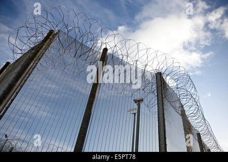 Fechten der hohen Sicherheit, Rasierklingen und Stacheldraht um den Umfang eines UK-Gefängnisses, mit kriminellen und Asylbewerber Stockfoto
