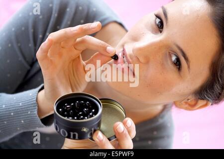 Zur Linderung schwerer Verdauung oder als Treament Aerophagie verwendet Kräuterhandlung Holzkohle behandelt, um die Aufnahmekapazität zu erhöhen. Stockfoto