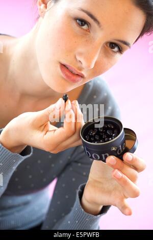 Zur Linderung schwerer Verdauung oder als Treament Aerophagie verwendet Kräuterhandlung Holzkohle behandelt, um die Aufnahmekapazität zu erhöhen. Stockfoto