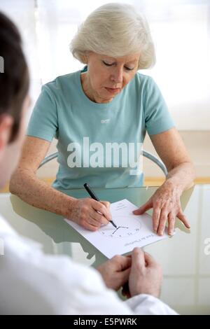 Ältere Frau, die ein MMES Alzheimer Test (Mini-Mental-Status-Untersuchung). Stockfoto