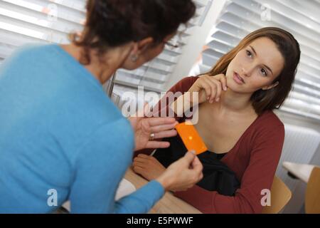 Arzt die Pille danach Norvelo mit einen jungen Patienten zu diskutieren. Stockfoto