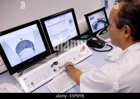 Behandlung von ein Meningeom (gutartiger Hirntumor) mit einer Gamma-Knife, hier Techniker Gamma Messer Bedieneinheit mit Stockfoto