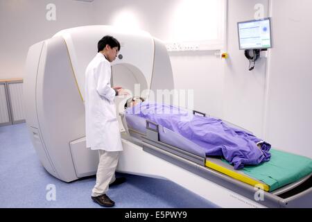 Behandlung von ein Meningeom (gutartiger Hirntumor) mit einer Gamma-Knife, hier der Patient befindet sich auf dem Gerät, Abteilung für Stockfoto