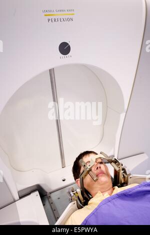 Behandlung von ein Meningeom (gutartiger Hirntumor) mit einer Gamma-Knife, hier der Patient befindet sich auf dem Gerät, Abteilung für Stockfoto