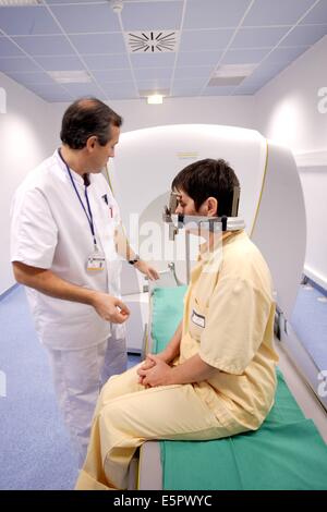 Ein Meningeom (gutartiger Hirntumor) mit einem Gamma Knife Behandlung. Hier befindet sich der Patient auf dem Gerät, Abteilung für Stockfoto