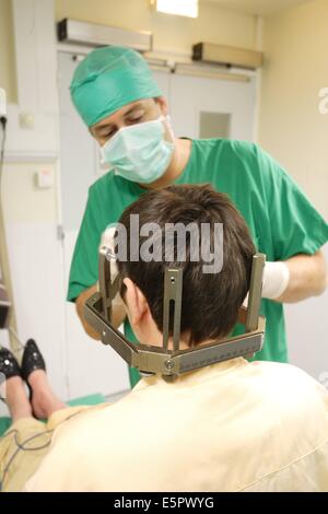 Ein Meningeom (gutartiger Hirntumor) mit einem Gamma Knife Behandlung, ist auf den Kopf des Patienten mit ein stereotaktischen Rahmens fixiert. Stockfoto