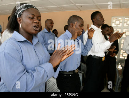 Gläubigen betend und singend während der Sonntagsmesse in eine römisch-katholische Kirche in Maiduguri, Nigeria Stockfoto