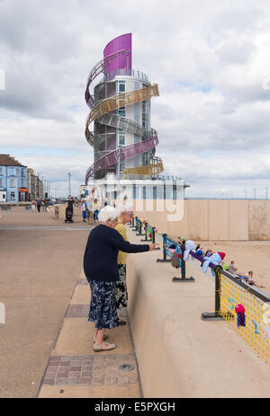 Zwei ältere Frauen betrachten die Arbeit der Redcar Garn Feen Redcar, Redcar und Cleveland, England, UK Stockfoto