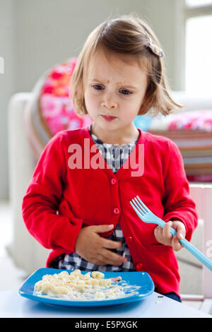 3-jähriges Mädchen Pasta zu essen. Stockfoto