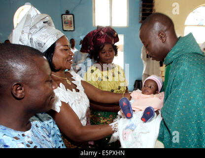 Segen eines Babys während der Sonntagsmesse in eine römisch-katholische Kirche in Maiduguri, Nigeria Stockfoto