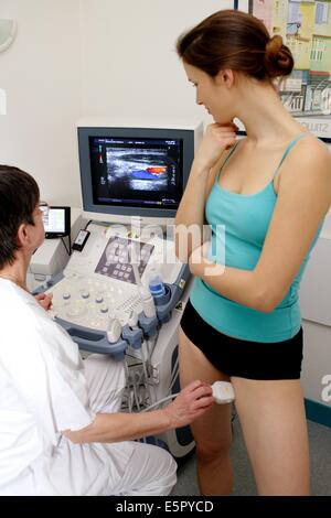 Patienten einen Doppler-Ultraschall (Angiodynography) Scannen der Beine zu Blutfluss zu studieren und zu erforschen potenzielle tiefen Venen Stockfoto