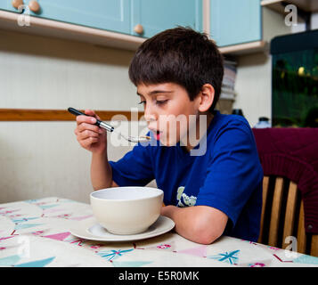 junge essen Müsli Stockfoto