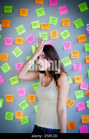 Frau umgeben von Post-It® Notes. Stockfoto