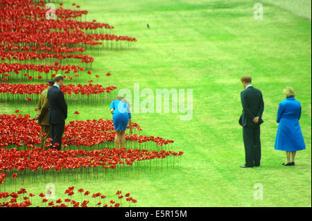 London, UK. 5. August 2014. Kate, William und Harry Pflanzen Keramik Mohnblumen am Tower of London als Teil einer Kunstinstallation von Tag des Waffenstillstands bereit sein. Bildnachweis: JOHNNY ARMSTEAD/Alamy Live-Nachrichten Stockfoto