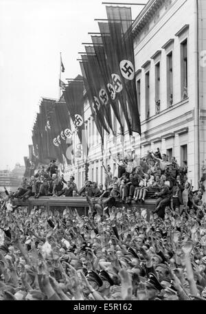 Die Menschen jubeln Hitlers Ankunft auf dem Wilhelmplatz an, als Hitler von seinem Felsennest-Hauptquartier zurückkehrt, nachdem der Waffenstillstand von Compiegne unterzeichnet wurde, der die westliche Kampagne in Frankreich am 06. Juli 1940 in Berlin beendet hat. Fotoarchiv für Zeitgeschichte - KEIN KABELDIENST Stockfoto