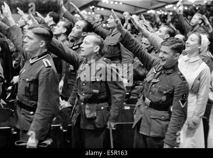 Das Bild aus einem Nazi-Nachrichtenbericht zeigt die Grüße an Hitler im Sportpalast zur Eröffnung der Kriegs-Winterfürsorge 1942/43 in Berlin, Deutschland, am 30. September 1942. Fotoarchiv für Zeitgeschichtee - KEIN KABELDIENST Stockfoto