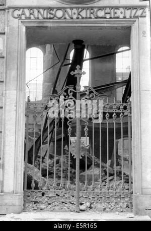 Das Bild aus einem Nazi-Nachrichtenbericht zeigt die Zerstörung in der Garrison-Kirche, die 1722 nach einem britischen Bombenanschlag in Berlin, Deutschland, im November 1943 erbaut wurde. Fotoarchiv für Zeitgeschichtee - KEIN KABELDIENST Stockfoto