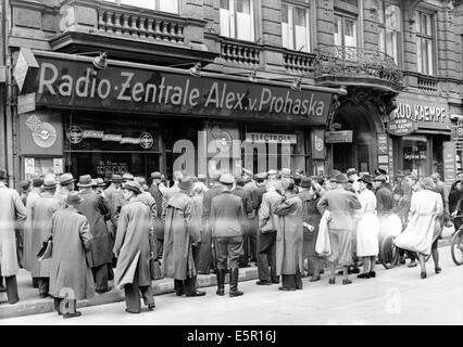 Das Bild aus einem Nazi-Nachrichtenbericht zeigt die Radiostudios von Alex von Prohaska während der Sonderankündigung über den Fall der russischen Stadt Rostow in Berlin, Deutschland, am 1942. Juli. Fotoarchiv für Zeitgeschichtee - KEIN KABELDIENST Stockfoto
