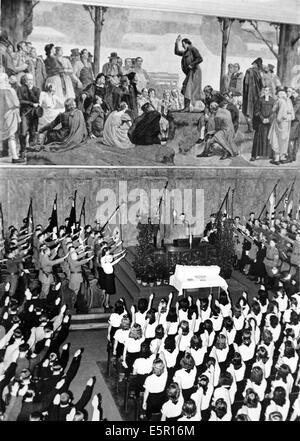 Das Bild aus einem Nazi-Nachrichtenbericht zeigt die feierliche Vereidigung von 18-jährigen Jungen und Mädchen aus der Hitlerjugend in die Nazi-Partei in der Neuen Aula an der Berliner Universität am 1942. September. Fotoarchiv für Zeitgeschichte - KEIN KABELDIENST Stockfoto