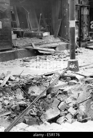 Das Bild eines Nazi-Nachrichtenberichts zeigt einen Bombenkrater in der Ritterstraße nach einem britischen Luftangriff in der Nacht zuvor in Berlin, Deutschland, am 31. August 1940. Fotoarchiv für Zeitgeschichte - KEIN KABELDIENST Stockfoto