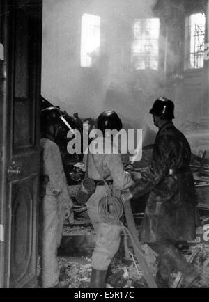 Das Bild aus einem Nazi-Nachrichtenbericht zeigt Feuerwehrmänner, die nach einem britischen Luftangriff in Berlin, Deutschland, am 24. Mai 1944 ein Feuer in der Kathedrale lösten. Fotoarchiv für Zeitgeschichte - KEIN KABELDIENST Stockfoto