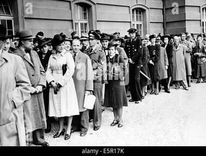 Das Bild aus einem Nazi-Nachrichtenbericht zeigt Leute, die am 1943. Juni an einer Theaterkasse in Berlin anstehen. Fotoarchiv für Zeitgeschichte - KEIN KABELDIENST Stockfoto