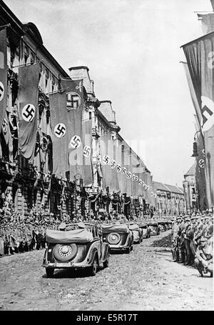 Menschen jubeln bei Hitlers Ankunft am Wilhelmplatz, als Hitler von seinem Felsennest Hauptquartier zurückkehrt, nachdem der Waffenstillstand von Compiègne unterzeichnet wurde, die die westlichen Kampagne in Frankreich in Berlin, Deutschland, 6. Juli 1940 endete. Der Originaltext der NS-Propaganda auf der Rückseite des Bildes lautet: "die Hauptstadt des Reiches erhielt der siegreichen Kommandeur mit Cherring. Am Samstagnachmittag war die Hauptstadt des Reichs durch die Rückkehr des Führers, der Sieger der größten und brillantesten Schlacht in der deutschen Geschichte geprägt.  Die Straßen durch die fuhren die Fuhrer füllten sich mit Hunderttausenden o Stockfoto