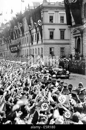 Die Menschen jubeln Hitlers Ankunft auf dem Wilhelmplatz an, als Hitler von seinem Felsennest-Hauptquartier zurückkehrt, nachdem der Waffenstillstand von Compiegne unterzeichnet wurde, der die westliche Kampagne in Frankreich am 06. Juli 1940 in Berlin beendet hat. Fotoarchiv für Zeitgeschichte - KEIN KABELDIENST Stockfoto