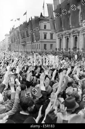 Die Menschen jubeln Hitlers Siegeszug an und treffen vor einer Menge jubelnder Menschen auf dem Wilhelmplatz ein, als Hitler von seinem Felsennest-Hauptquartier zurückkehrt, nachdem der Waffenstillstand von Compiegne unterzeichnet wurde, der den westlichen Wahlkampf in Frankreich am 06. Juli 1940 in Berlin beendete. Fotoarchiv für Zeitgeschichte - KEIN KABELDIENST Stockfoto