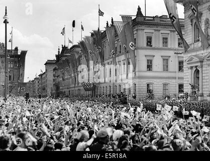 Die Menschen jubeln Hitlers Ankunft auf dem Wilhelmplatz an, als Hitler von seinem Felsennest-Hauptquartier zurückkehrt, nachdem der Waffenstillstand von Compiegne unterzeichnet wurde, der die westliche Kampagne in Frankreich am 06. Juli 1940 in Berlin beendet hat. Fotoarchiv für Zeitgeschichte - KEIN DRAHTGEBUNDENES SERVICEPIXEL Stockfoto