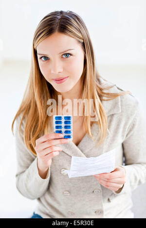 Frau liest Medizin-Merkblatt. Stockfoto