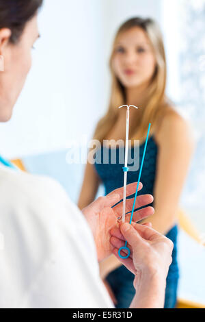 Arzt hält eine IUD Verhütungsmittel. Stockfoto