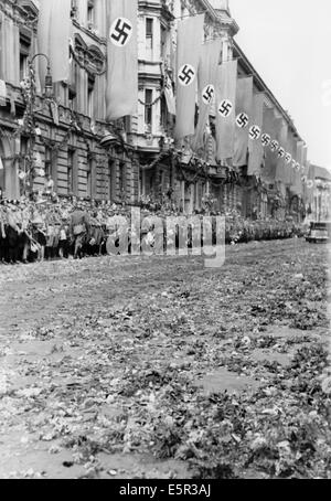 Blumen bedecken den Platz, wenn die Autokolonne auf dem Wilhelmplatz ankommt, während Hitler von seinem Felsennest-Hauptquartier zurückkehrt, nachdem der Waffenstillstand von Compiegne unterzeichnet wurde, der die westliche Kampagne in Frankreich am 06. Juli 1940 in Berlin beendet hat. Fotoarchiv für Zeitgeschichte - KEIN KABELDIENST Stockfoto