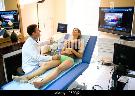 Patienten einen Doppler-Ultraschall (Angiodynography) Scannen der Beine zu Blutfluss zu studieren und zu erforschen potenzielle tiefen Venen Stockfoto